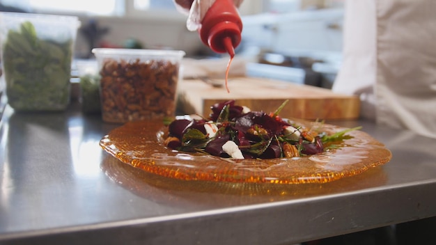 Kucharz doprawiający potrawę